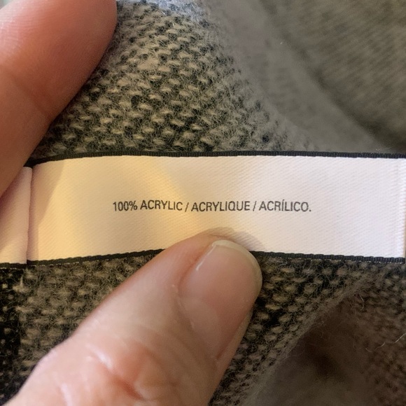 Victoria's Secret Black & Pink Fringed
Soft Acrylic Throw Blanket - Picture 6 of 7